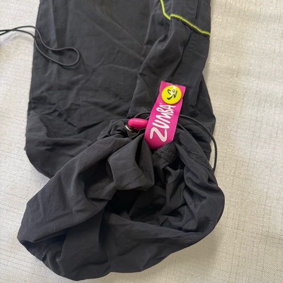 ZUMBA SAMBA CARGO PANTS  Women Size S Black Green Pocket Exercise Dance - Picture 7 of 7
